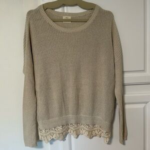 Oversized light sweater with lace detail.